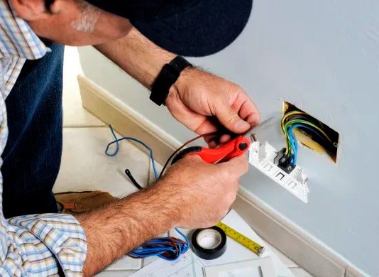 Pueden pasar cables de luz y de red/internet por el mismo tubo?